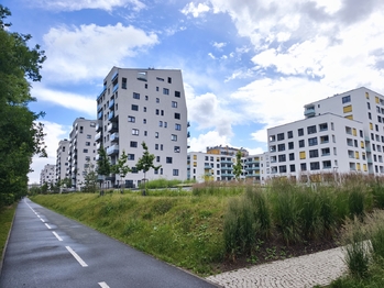 Cyklo stezka u domu.  - Pronájem bytu 2+kk v družstevním vlastnictví 50 m², Praha 9 - Vysočany