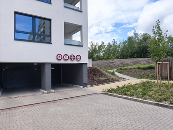 Vjezd do garáží.  - Pronájem bytu 2+kk v družstevním vlastnictví 50 m², Praha 9 - Vysočany