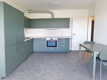 Kuchyňský kout, jídelní kout a obývací pokoj se vstupem na balkón.  - Pronájem bytu 2+kk v družstevním vlastnictví 50 m², Praha 9 - Vysočany