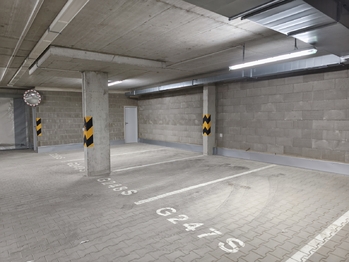 Parkovací stání v garážích.  - Pronájem bytu 2+kk v družstevním vlastnictví 50 m², Praha 9 - Vysočany