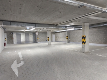 Parkovací stání v garážích.  - Pronájem bytu 2+kk v družstevním vlastnictví 50 m², Praha 9 - Vysočany