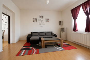Přední dům - pokoj 1 - Prodej domu 236 m², Hradec Králové