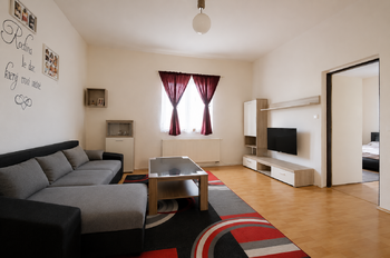 Přední dům - pokoj 1 - Prodej domu 236 m², Hradec Králové