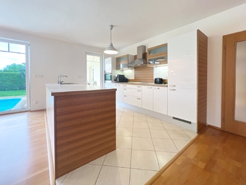 Prodej domu 275 m², Zdiby