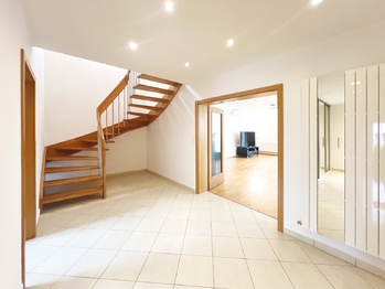 Prodej domu 275 m², Zdiby