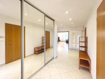 Prodej domu 275 m², Zdiby