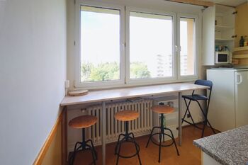Kuchyně - jídelní stůl s barovými židličkami - Pronájem bytu 3+1 v osobním vlastnictví 78 m², Brno