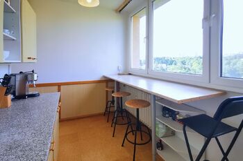 Kuchyně - jídelní stůl s barovými židličkami - Pronájem bytu 3+1 v osobním vlastnictví 78 m², Brno