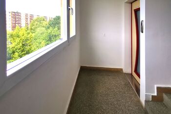 Výtah v mezipatře - Pronájem bytu 3+1 v osobním vlastnictví 78 m², Brno