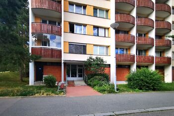 Vchod - bytový dům - Pronájem bytu 3+1 v osobním vlastnictví 78 m², Brno