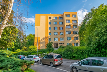 Pohled na dům z ulice - Pronájem bytu 2+kk v osobním vlastnictví 45 m², Praha 8 - Kobylisy