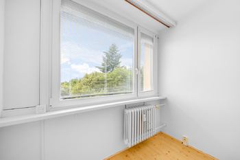 Součástí oken jsou též interiérové žaluzie - Pronájem bytu 2+kk v osobním vlastnictví 45 m², Praha 8 - Kobylisy