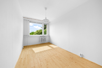 Ložnice bytu s krásnými výhledy - Pronájem bytu 2+kk v osobním vlastnictví 45 m², Praha 8 - Kobylisy