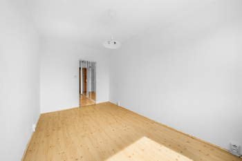 Pohled z ložnice do vstupní předsíně bytu - Pronájem bytu 2+kk v osobním vlastnictví 45 m², Praha 8 - Kobylisy