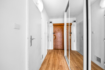 Vstupní předsíň s vestavěnými skříněmi - Pronájem bytu 2+kk v osobním vlastnictví 45 m², Praha 8 - Kobylisy