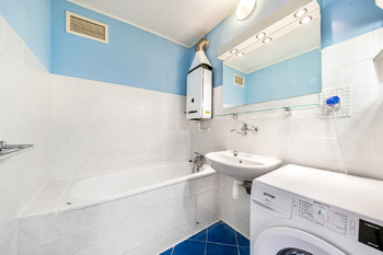 Koupelna bytu s vanou a pračkou - Pronájem bytu 2+kk v osobním vlastnictví 45 m², Praha 8 - Kobylisy