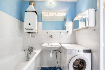 Ohřev vody je zajištěn výkonnou plynovou karmou - Pronájem bytu 2+kk v osobním vlastnictví 45 m², Praha 8 - Kobylisy