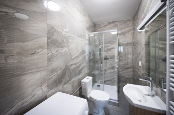 Koupelna s WC - Pronájem bytu 1+kk v osobním vlastnictví 28 m², Brno