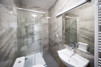 Koupelna s WC - Pronájem bytu 1+kk v osobním vlastnictví 28 m², Brno
