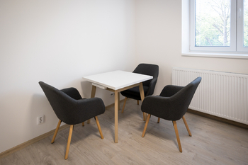 Stůl s židlemi - Pronájem bytu 1+kk v osobním vlastnictví 28 m², Brno