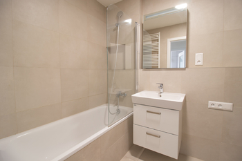 Koupelna s WC - Pronájem bytu 2+kk v osobním vlastnictví 40 m², Pardubice