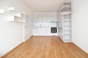 Obývací pokoj s kuchyňským koutem - Pronájem bytu 2+kk v osobním vlastnictví 40 m², Pardubice