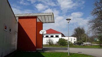 Pohled od sídla firmy na budovu výrobní a skladovací haly. - Pronájem skladovacích prostor, Hluboká nad Vltavou