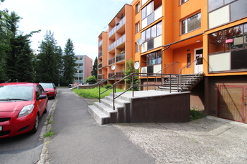 okolí domu - Prodej bytu 1+1 v osobním vlastnictví 31 m², Frýdek-Místek