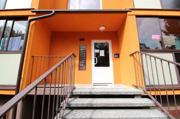 vstup do domu - Prodej bytu 1+1 v osobním vlastnictví 31 m², Frýdek-Místek