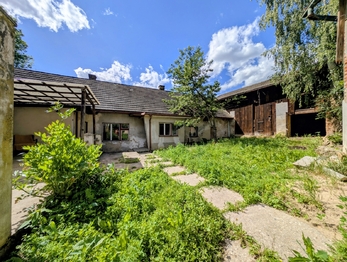 uzavřený dvorek ... - Prodej domu 70 m², Okrouhlice