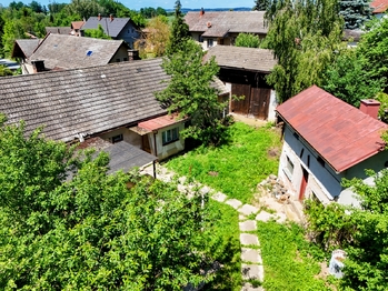 uzavřený dvorek ... - Prodej domu 70 m², Okrouhlice