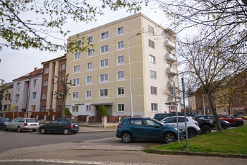 dům z venku - Prodej bytu 3+1 v družstevním vlastnictví 82 m², Plzeň 