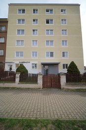 dům z venku 3 - Prodej bytu 3+1 v družstevním vlastnictví 82 m², Plzeň