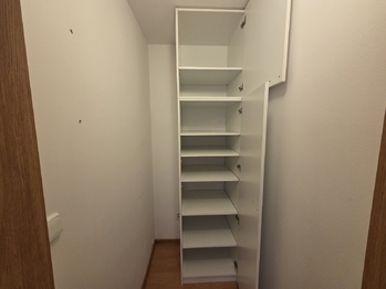Komora s šatní skříní - Pronájem bytu 3+1 v osobním vlastnictví 74 m², České Budějovice