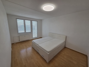 Ložnice se vstupem na lodžii - Pronájem bytu 3+1 v osobním vlastnictví 74 m², České Budějovice