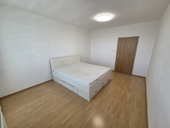 Ložnice se vstupem na lodžii - Pronájem bytu 3+1 v osobním vlastnictví 74 m², České Budějovice