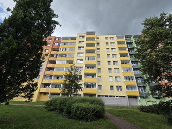 Pohled na dům východní - Pronájem bytu 3+1 v osobním vlastnictví 74 m², České Budějovice 