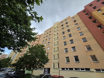 Pohled na dům západní - Pronájem bytu 3+1 v osobním vlastnictví 74 m², České Budějovice