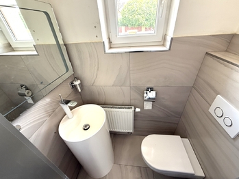 Toaleta v přízemí - Pronájem domu 220 m², Praha 10 - Křeslice