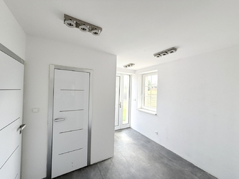 Vstupní chodba - Pronájem domu 220 m², Praha 10 - Křeslice