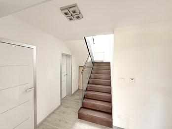 Schody do 1.patra - Pronájem domu 220 m², Praha 10 - Křeslice