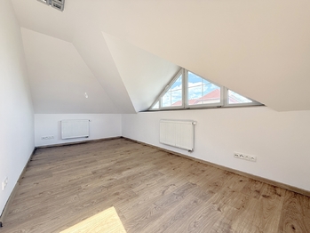 Ložnice 4 v 1. patře  - Pronájem domu 220 m², Praha 10 - Křeslice