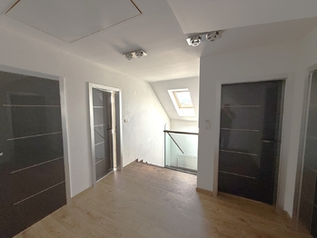 1.patro - Pronájem domu 220 m², Praha 10 - Křeslice