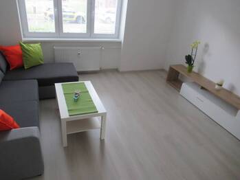 Pohled do obývacího pokoje - Pronájem bytu 2+1 v osobním vlastnictví 59 m², Příbram