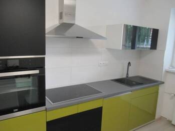 Pohled na kuchyňskou linku  - Pronájem bytu 2+1 v osobním vlastnictví 59 m², Příbram
