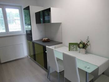 Pohled na jídelní stůl - Pronájem bytu 2+1 v osobním vlastnictví 59 m², Příbram