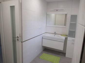 Pohled do části koupelny na umyvadlovou skříňku - Pronájem bytu 2+1 v osobním vlastnictví 59 m², Příbram