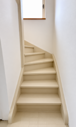 schody do patra - Prodej domu 95 m², Unhošť