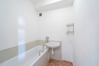 Koupelna - Pronájem bytu 1+kk v osobním vlastnictví 34 m², Praha 9 - Libeň