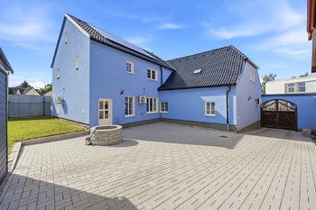 Prodej domu 304 m², Vroutek